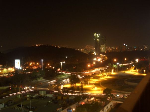 800px-Plaza_Venezuela_de_noche